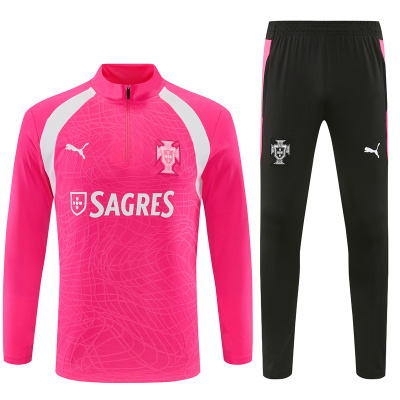Conjunto de treino da seleção portuguesa rosa e preto com logos Puma e brasão