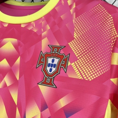 T-shirt desportiva rosa e amarela com logótipo F.P.F.