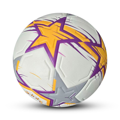 Bola de futebol branca com estrelas amarelas, roxas e cinzentas