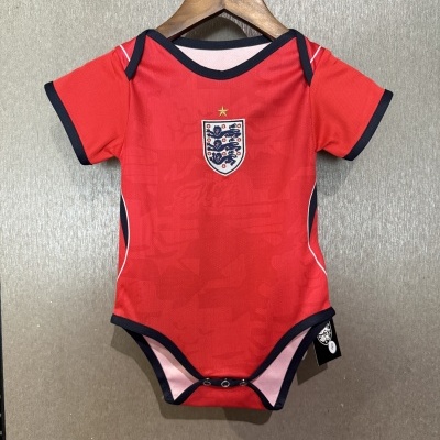 Body de bebé vermelho com patch de três leões e estrela