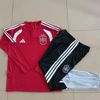Conjunto de roupa desportiva vermelha, preta e cinza com emblema e riscas brancas.