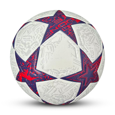 Bola de futebol branca com estrelas roxas e vermelhas e padrões cinza