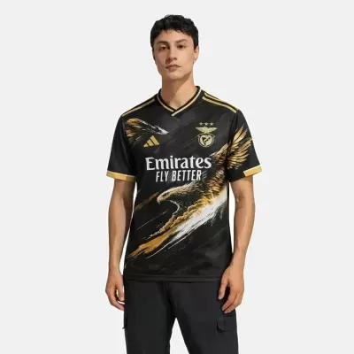 T-shirt preta SL Benfica com águia dourada e logótipos