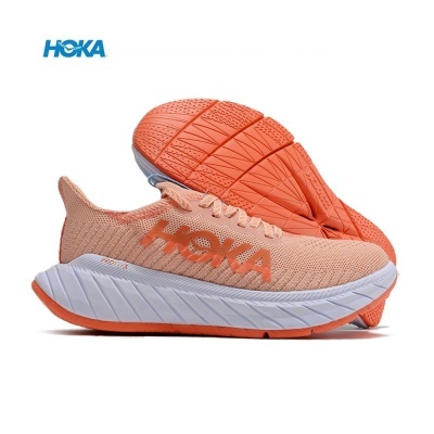 Tênis de corrida HOKA cor pêssego com solado e detalhes laranja