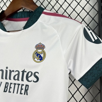 Camisola branca Real Madrid com detalhes em verde escuro e estampa Emirates FLY BETTER