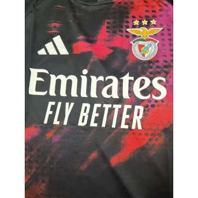 T-shirt preta e vermelha com logótipos e texto branco