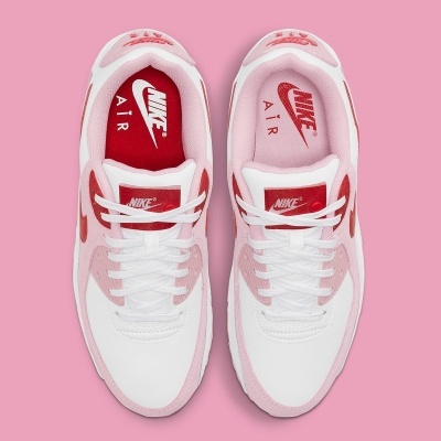 Par de sapatilhas Nike Air brancas e rosa com detalhes vermelhos
