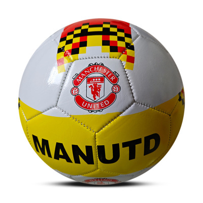 Bola de futebol branco, amarelo e vermelho com logotipo do Manchester United e texto MANUTD