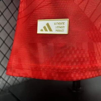 Etiqueta em tecido vermelho com texto AUTHENTIC LICENSED PRODUCT