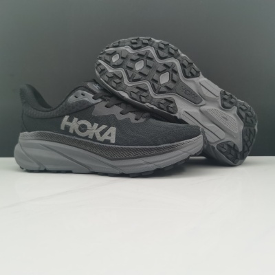 Ténis desportivo preto e cinzento com sola detalhada e marca HOKA