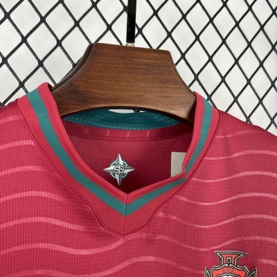Camisola de futebol vinho com riscas onduladas e emblema F.P.F.