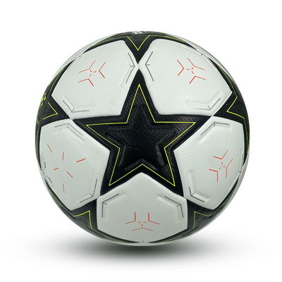 Bola de futebol preta e branca com estrela no centro