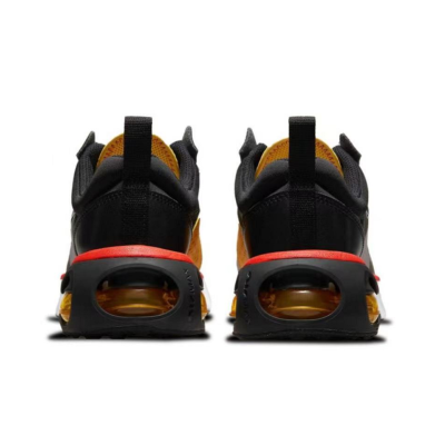Sapatos desportivos pretos, amarelos e vermelhos vistos de trás