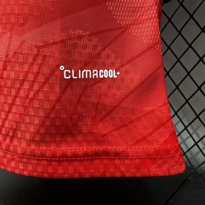 Detalhe de tecido vermelho com texto CLIMACOOL+