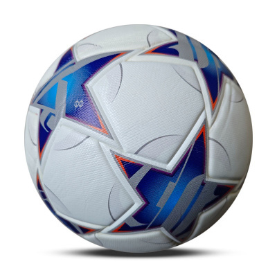 Bola de futebol branca com padrão de estrelas azuis e laranja
