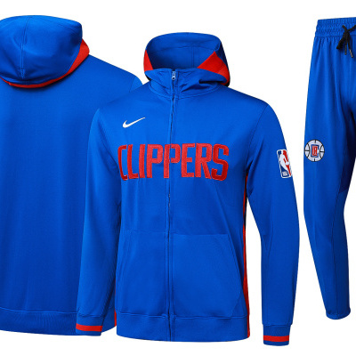 Conjunto de roupa desportiva azul dos Clippers com detalhes em vermelho e logos NBA e Nike