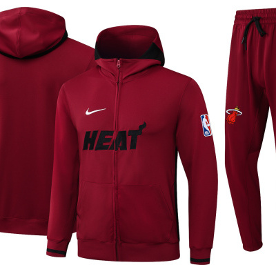 Conjunto desportivo vermelho com casaco e calças com logótipos Nike, NBA, Miami Heat e texto HEAT.