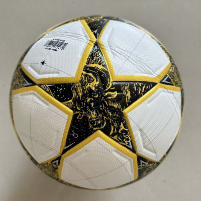 Bola de futebol branca com padrão em estrela preta e dourada