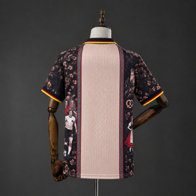 T-shirt preta com padrão floral e faixa central bege com imagens, em manequim
