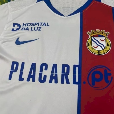 T-shirt desportiva branca e vermelha com logos Nike, HOSPITAL DA LUZ e PLACARD.pt