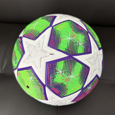 Bola de futebol branca com detalhes coloridos e texto SIZE 5