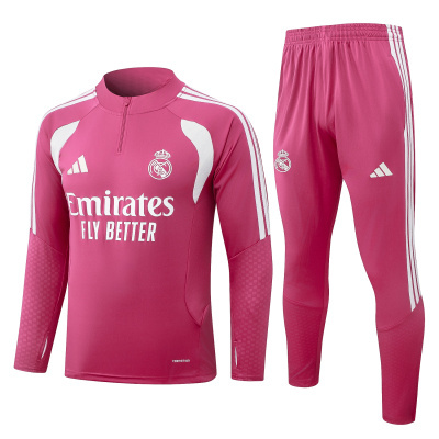Conjunto desportivo cor-de-rosa com camisola e calças, logos Adidas e Real Madrid, texto Emirates FLY BETTER, detalhes brancos.