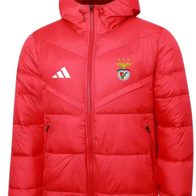 Casaco acolchoado vermelho com capuz e fecho de correr com logótipos Adidas e SL Benfica no peito