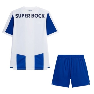 Conjunto de camisola branca e calções azuis de futebol FC Porto