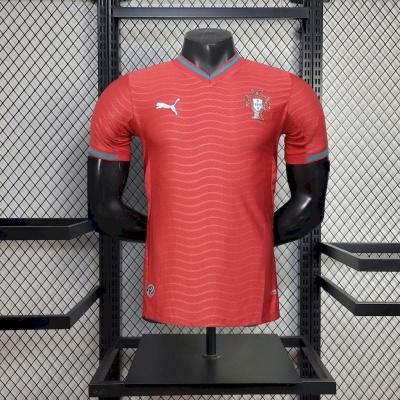 T-shirt desportiva vermelha com detalhes em verde e brasão de Portugal