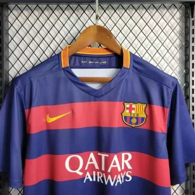 Camisola FC Barcelona azul e vermelha com logos e texto QATAR AIRWAYS