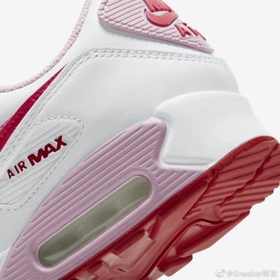 Parte traseira de ténis branco Nike Air Max com detalhes rosa e vermelho