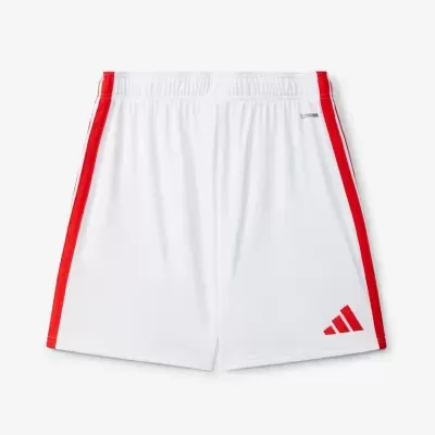 Calções desportivos brancos com faixas vermelhas nas laterais e logo Adidas vermelho