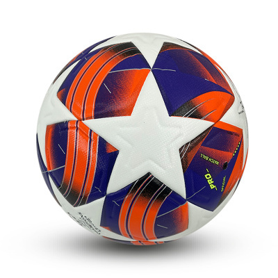 Bola de futebol branca com padrão de estrela e detalhes laranja, azul e preto