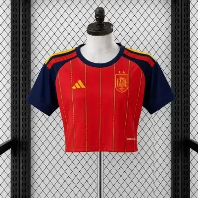 T-shirt cropped desportiva vermelha, azul e amarela com logos Adidas e seleção espanhola em manequim