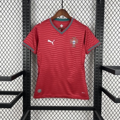 Camisola de futebol vermelha da seleção portuguesa com logótipo Puma e emblema da Federação Portuguesa de Futebol