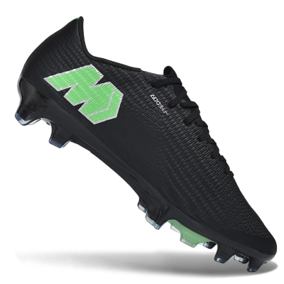 Chuteira de futebol preta com logo verde e sola com cravos
