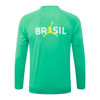 Camisola verde manga comprida com texto BRASIL e silhueta amarela nas costas.