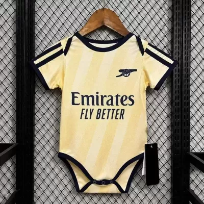 Body de bebé amarelo com bordas azuis e logo Emirates FLY BETTER