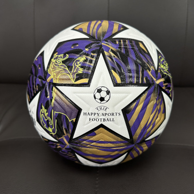 Bola de futebol branca com estrelas e padrões roxos e dourados.