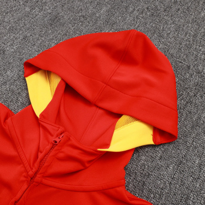 Casaco desportivo vermelho com capuz amarelo e fecho, símbolo Nike branco