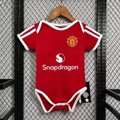 Body vermelho do Manchester United para bebê com detalhes em branco e logo no peito