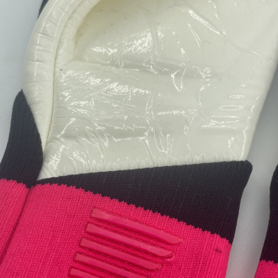 Luvas desportivas vermelho, preto e branco com detalhe em relevo