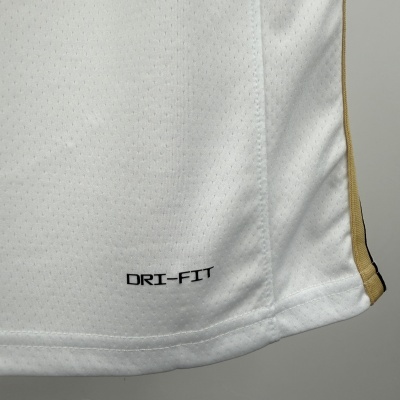 Tecido branco perfurado com texto DRI-FIT e detalhe dourado na lateral