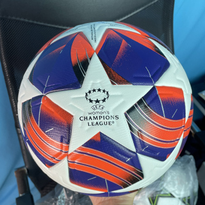 Bola de futebol branca com padrão colorido e texto UEFA Womens Champions League®