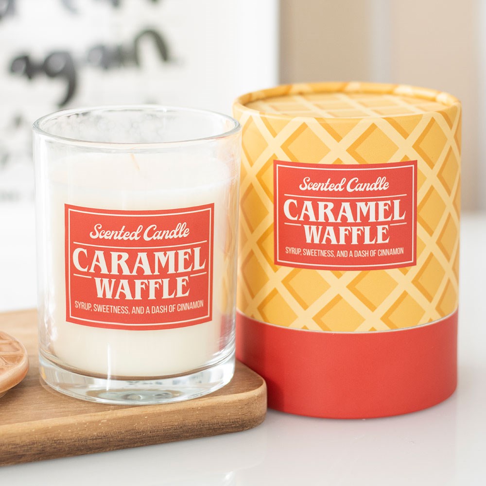 Vela perfumada Caramel Waffle em copo de vidro ao lado da sua embalagem