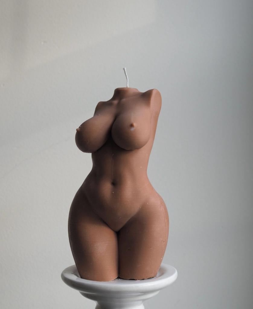Vela Aromática Corpo Feminino Vela castanha em forma de torso feminino sobre base branca