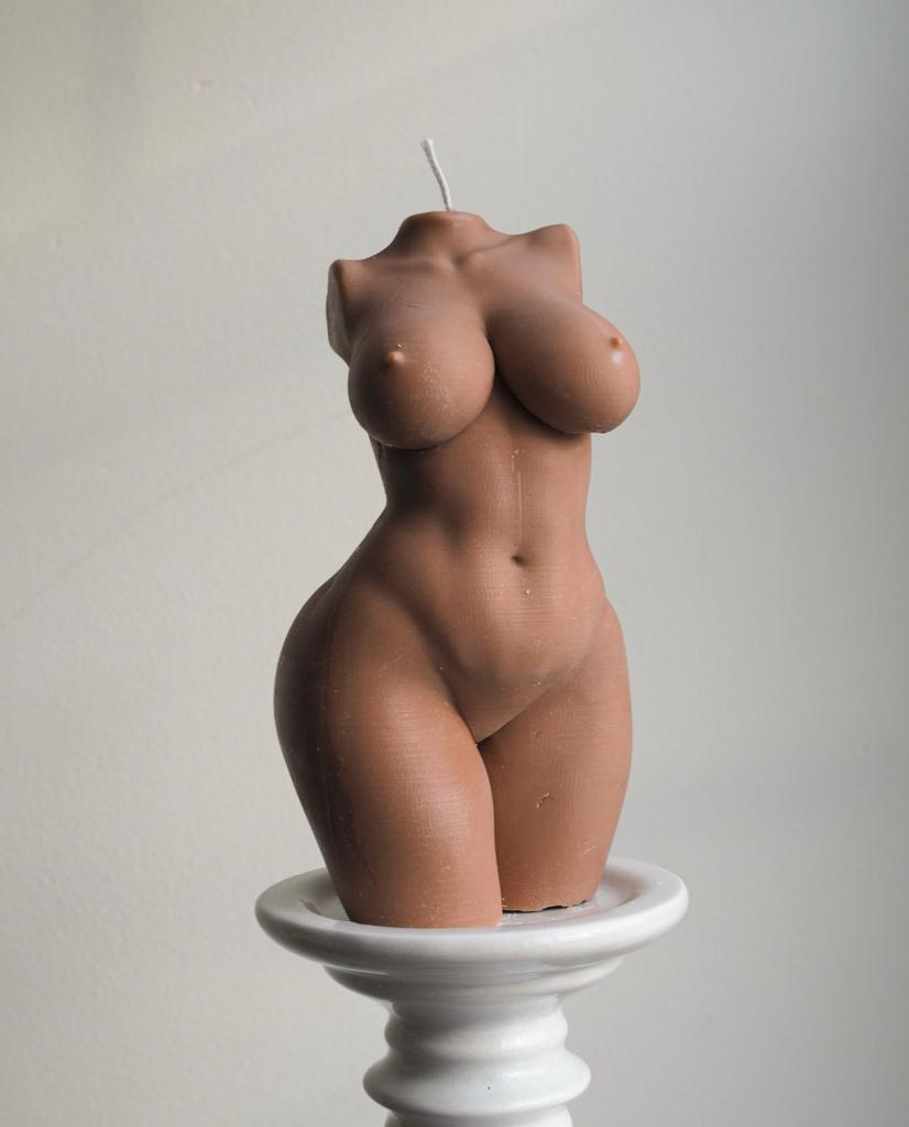 Vela Aromática Corpo Feminino Vela decorativa em forma de torso feminino castanho claro sobre suporte branco