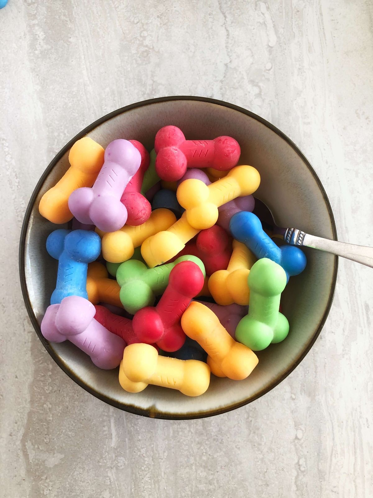 Vela Aromática Pénis Taça com ossos coloridos de borracha e colher metálica