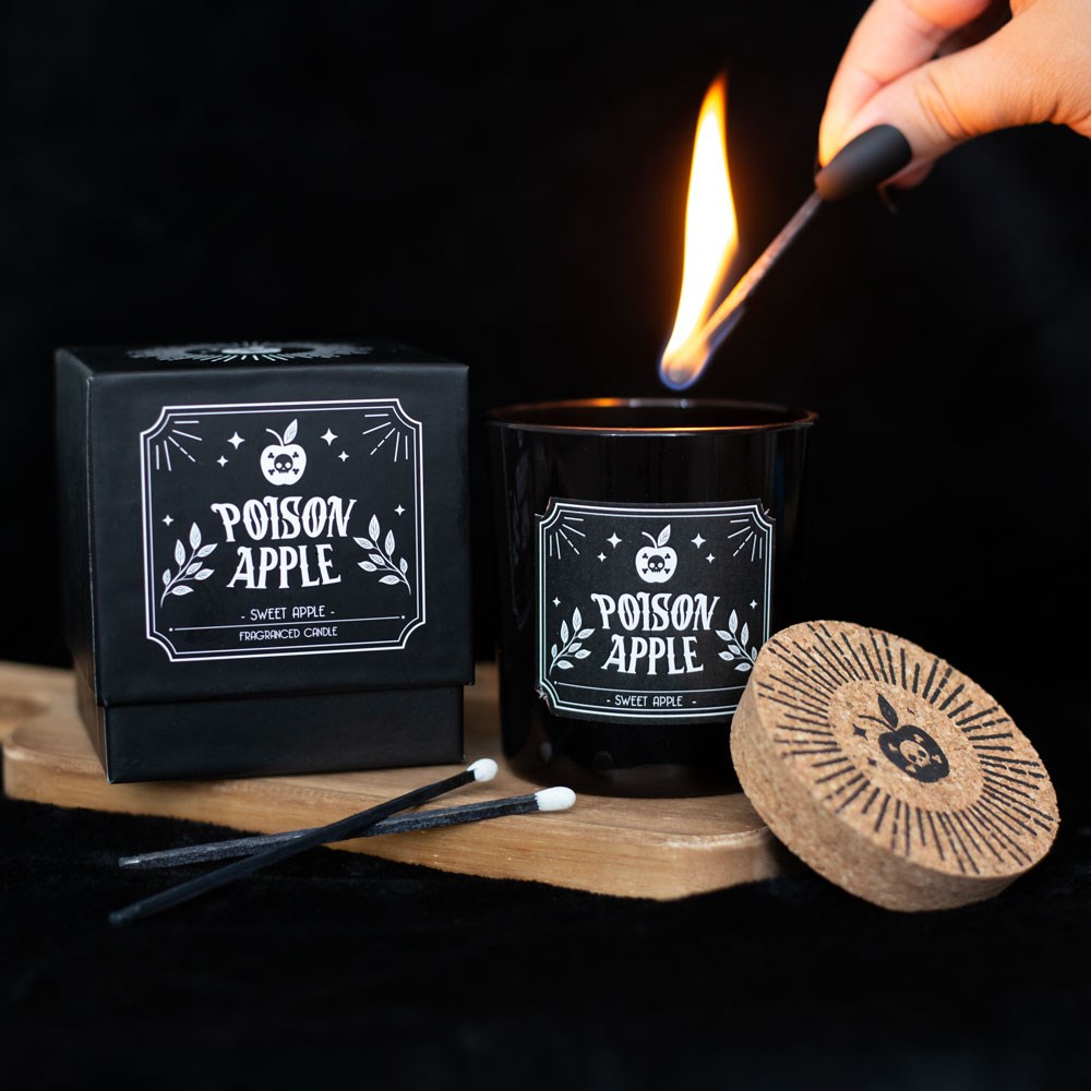 Vela Poison Apple preta com caixa e tampa de cortiça, mão a acender fogo