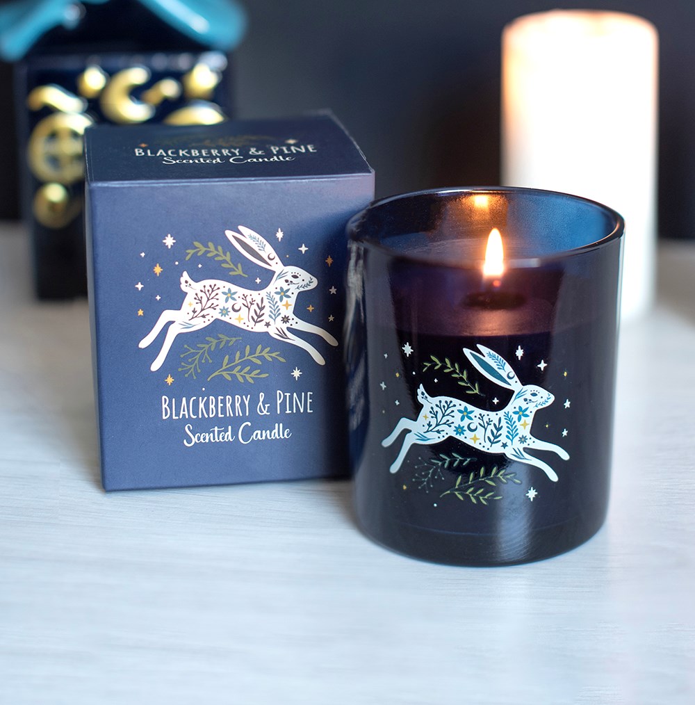 Vela perfumada Blackberry & Pine com caixa azul e ilustração de coelho